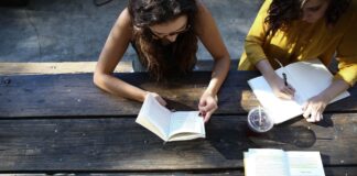 Top 10 Cărți pentru adolescenți de 15, 16, 17 și 18 ani carti young adults carti adolescenti